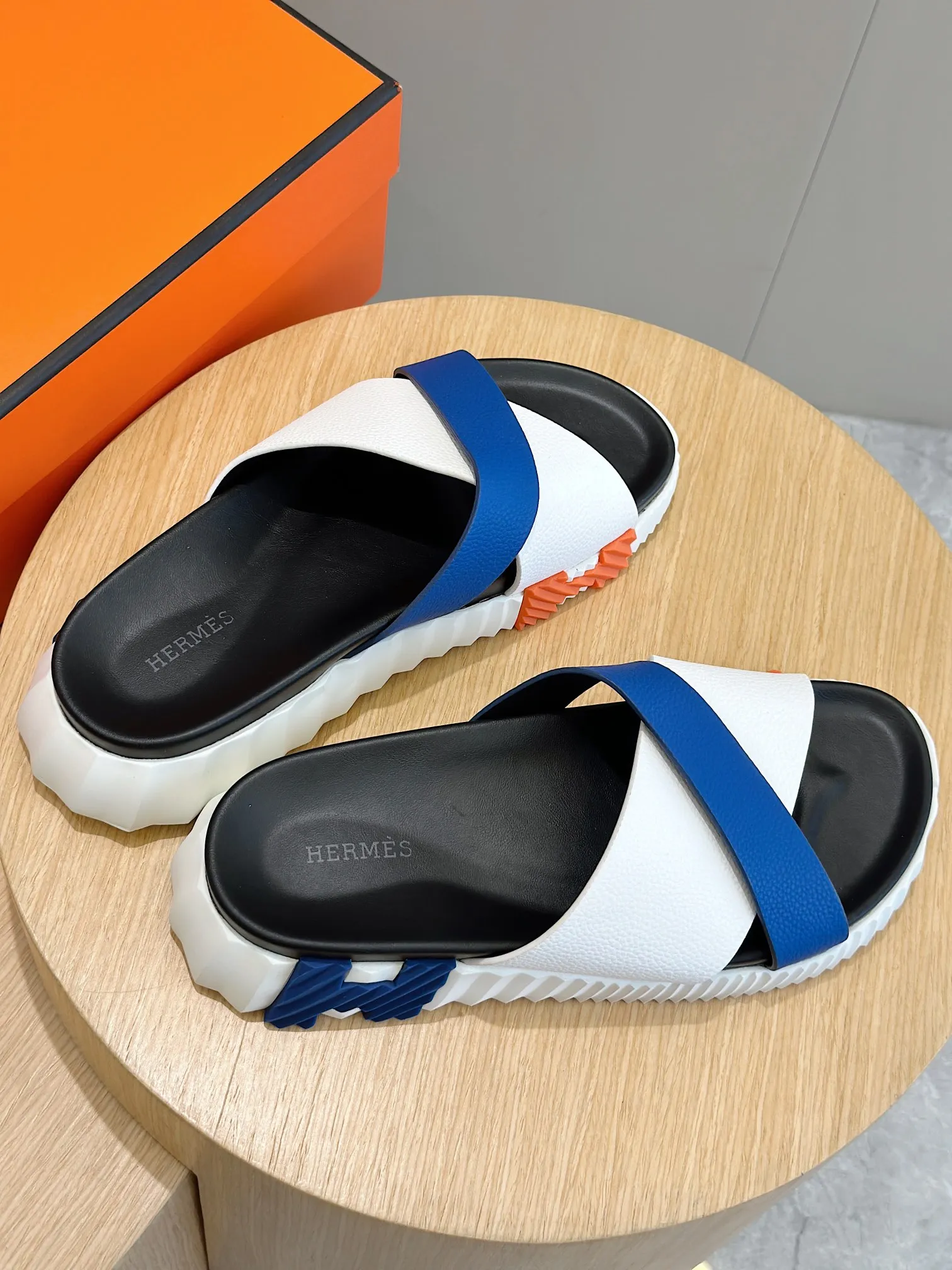 [HERMÈS] Top men's shoes 💰: 340💰 Size: 39-44 (38.45 46 custom-made) Herme*H Home Hermès Men's Sandals and Slippers - Original Replica Purchase the original version and make it one to one, the outsole is privately modeled, and the outsole color corresponding to each color is the same as the original version. Come to those who know the stuff 💪 The ultra-light soles are designed in contrasting colors, and they feel so comfortable on your feet! Calfskin, cowhide feet, private mold outsole.